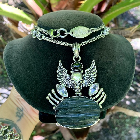 Black tourmaline gemstone ,onyx & cubic zirconia skull wings goth necklace - Picture 4 of 14